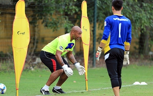 HLV Jason Brown chia sẻ bí kíp huấn luyện thủ môn kiểu Anh