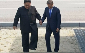 Những khoảnh khắc lịch sử của lãnh đạo hai miền Triều Tiên trên thảm đỏ Hội nghị liên Triều