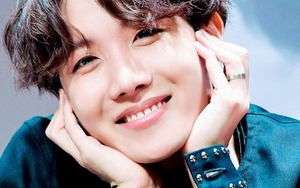 Ngắm J-Hope BTS trong những bộ trang phục vừa ‘sang chảnh’ vừa ‘khác người’