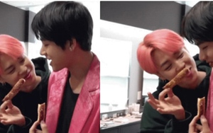Trêu V nhưng Jimin lại gây chú ý với cách ăn bánh quy xoắn cực gợi cảm