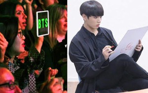 Jungkook BTS có thói quen ngồi như thế nào mà khiến các ‘staff’ đỏ mặt