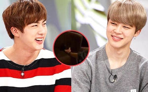 BTS: ‘Chết cười’ Jimin xót xa anh cả Jin đau nhưng lại xoa… chiếc ghế