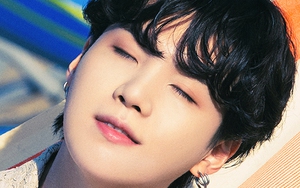 Suga BTS từng bị fan dọa kiện vì quá… cuốn hút
