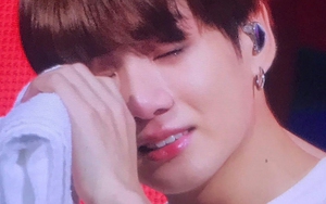 Jungkook khóc rất nhiều khi phải ngồi trình diễn cùng BTS ở London