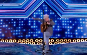 ‘X-Factor’: BGK ‘choáng’ và sững sờ khi chứng kiến 1 thí sinh bị hụt chân rơi xuống sân khấu