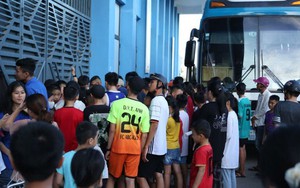 Ngoại binh TP.HCM 'giải cứu' đồng đội trước vòng vây CĐV