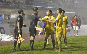 Xem lại tình huống bắt việt vị khiến trợ lý trọng tài Đức Tuấn bị treo cờ