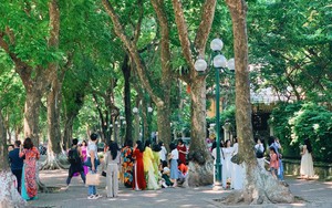 Choáng ngợp khung cảnh người người đổ về phố Phan Đình Phùng để chụp ảnh, săn nắng thu thơ mộng