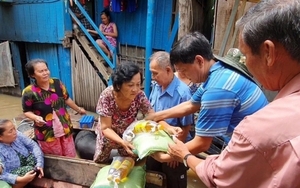 Khẩn cấp cứu trợ người gốc Việt bị lũ lụt tại Kampong Speu - Campuchia