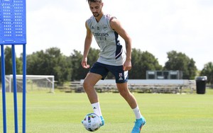 Tân binh Arsenal chọn phong cách giữa Messi và Ronaldo