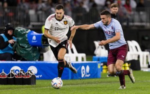 Phản ứng của Dalot khi Ten Hag 'sấy tóc' phòng thay đồ M.U