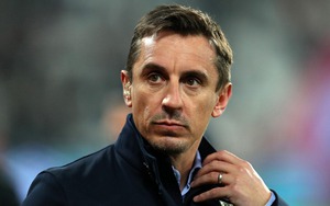 Xúi De Jong khởi kiện, Neville bị NHM Barca trả đũa