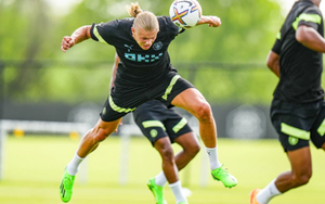 Haaland dũng mãnh ở buổi tập đầu tiên cùng Man City