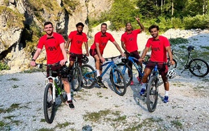 5 điều rút ra từ buổi tập mới nhất của Liverpool: Nunez vắng mặt; Thiago thành "giáo viên"