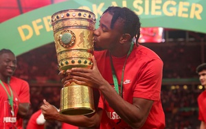 Sao hàng hot Bundesliga khiến MU muối mặt