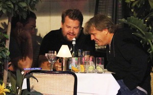 Todd Boehly cười khoái trá bên MC tai tiếng