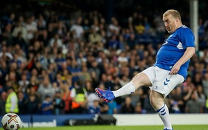 Lampard tung CĐV vào sân đá penalty cho Everton