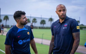 2 huyền thoại xuất hiện, De Jong tệ hại ở buổi tập của Barca