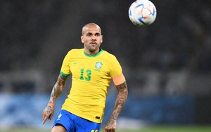 Dani Alves ra mắt bến đỗ mới