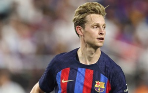 Neville muốn De Jong kiện Barca