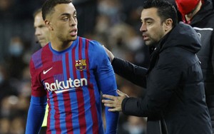 Mắc kẹt với Chelsea, Xavi chốt tương lai Sergino Dest