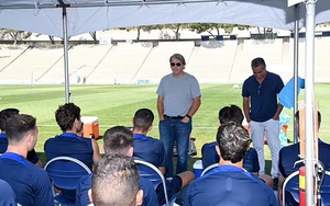 Ông chủ Chelsea gây chú ý trên sân tập