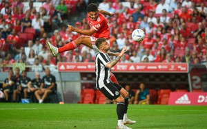 Sao Newcastle thừa nhận đã được Man Utd quan tâm