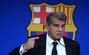 Hài hước: Chủ tịch Laporta bác bỏ tuyên bố của giám đốc Barca về De Jong
