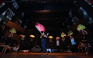 Noo Phước Thịnh, Hoàng Thùy Linh, Đông Nhi, Hồ Ngọc Hà làm 'nóng' sân khấu