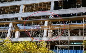 Khung sắt từ cao ốc rơi xuống đường, hai người thương vong