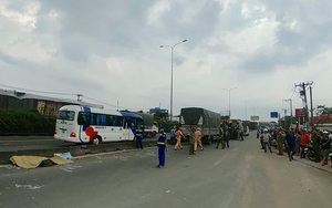 Xe tải đâm liên tiếp vào nhiều xe máy làm 2 người chết, 2 người bị thương