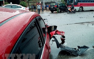 Hà Nội: Ô tô lấn làn tông trực diện xe máy, hai người tử vong