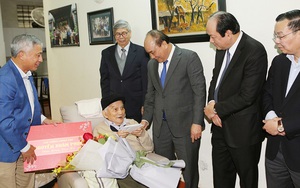 Thủ tướng Nguyễn Xuân Phúc thăm, chúc Tết các nhà khoa học lão thành tại Hà Nội