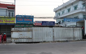 Xe chở container bất ngờ lật ngang đè chết 3 người