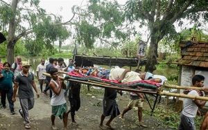 Lầu đầu tiên trong hơn 7 thập kỷ bão lớn đổ bộ vào thành phố Mumbai của Ấn Độ