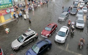 Chùm ảnh: Nhiều tuyến đường ở Thành phố Hồ Chí Minh ngập sâu hơn 50cm sau cơn mưa lớn