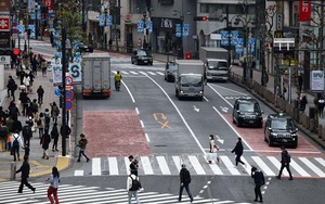 Một thành phố ở Nhật Bản cấm người đi bộ sử dụng điện thoại