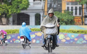 Hà Nội đón cơn mưa giải nhiệt sau những ngày nóng kỷ lục, nhiều tuyến đường bị ngập