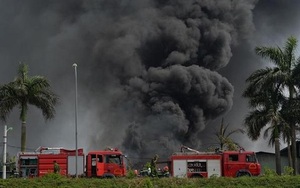 Khẩn trương làm rõ nguyên nhân vụ cháy kho hóa chất tại Hà Nội