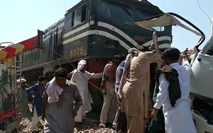 Tai nạn đường sắt thảm khốc tại Pakistan - Hai tàu hỏa va vào nhau trong hầm qua núi tại Thụy Sĩ