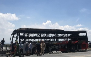 Xe ô tô khách 40 chỗ bị cháy rụi trên đường tránh Huế