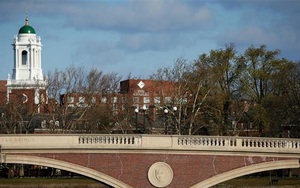 Hai trường đại học lớn ở Mỹ kiện chính quyền của Tổng thống Donald Trump