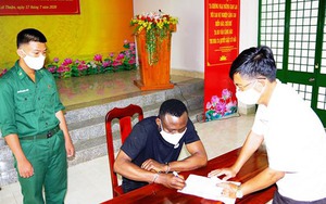 Bắt đối tượng người Nigeria vận chuyển 4 kg ma túy qua biên giới