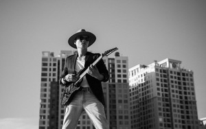 Nghe Hoàng Bách hát 'Một tình yêu' với rock alternative