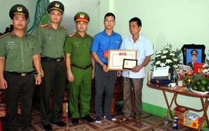 Truy tặng Huy hiệu 'Tuổi trẻ dũng cảm' cho chiến sỹ Công an hy sinh khi làm nhiệm vụ