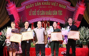 Trình diễn lại vở kịch 'Dưới ánh đèn' chào mừng Ngày Sân khấu Việt Nam