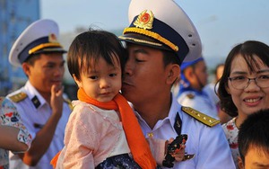 Đưa quà Xuân, quất cảnh, hoa mai, hoa đào ra Nhà giàn DK 1