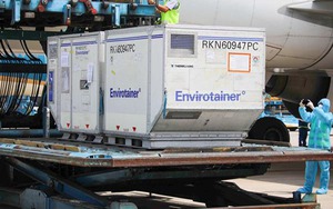 Hình ảnh lô vaccine phòng Covid-19 đầu tiên 'hạ cánh' xuống sân bay Tân Sơn Nhất