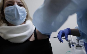 Chuyến bay mang lô vaccine phòng Covid-19 đầu tiên đã hạ cánh xuống sân bay Tân Sơn Nhất