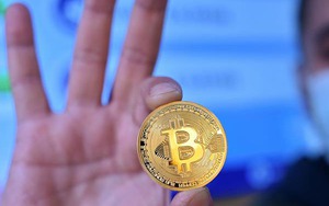 Đồng Bitcoin lần đầu vượt mốc 50.000 USD